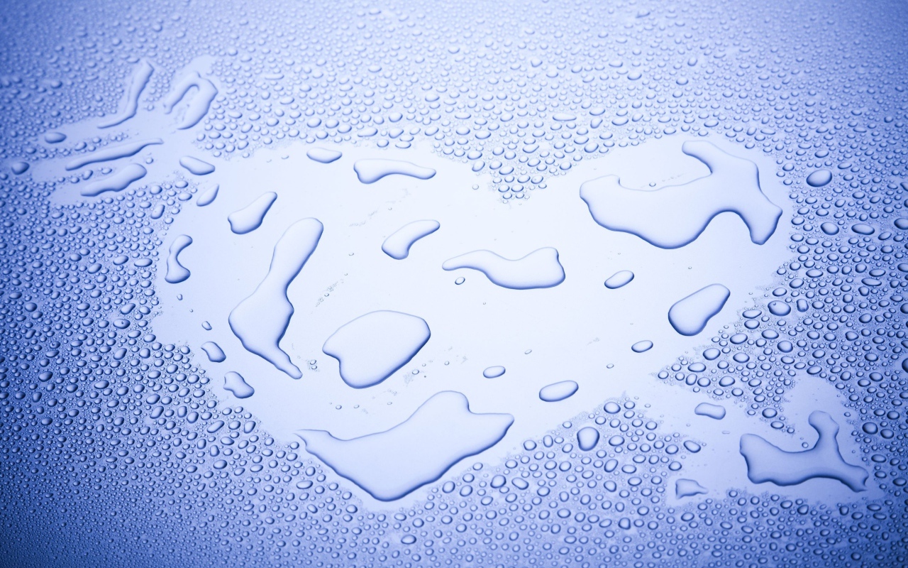 Сердце нарисовано на мокром стекле