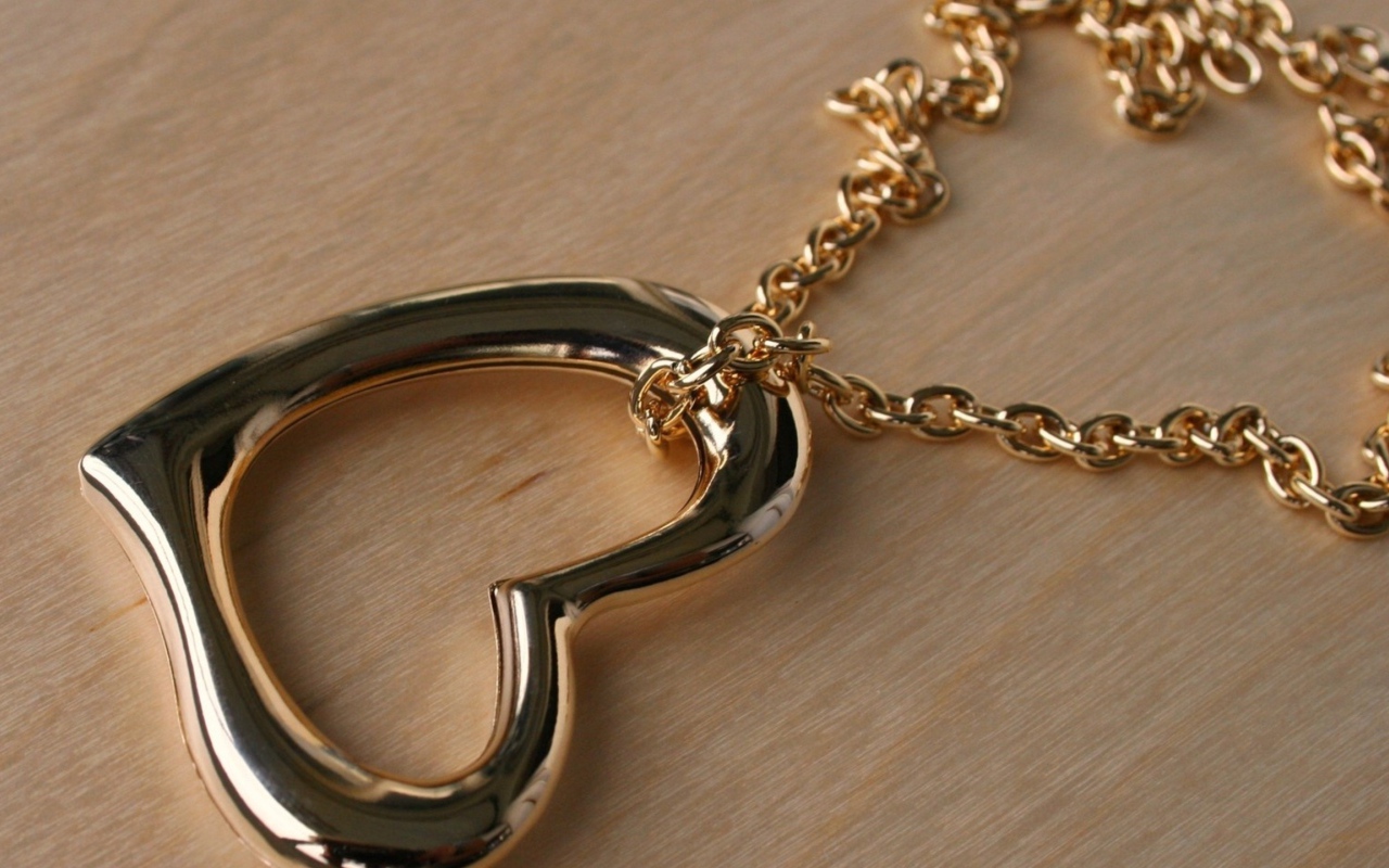 Подвеска в форме сердца на золотой цепочке