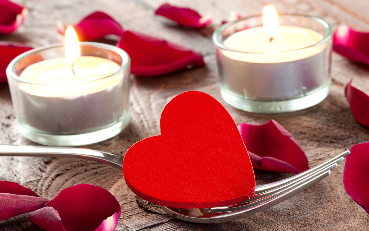 Красное сердце на вилке 