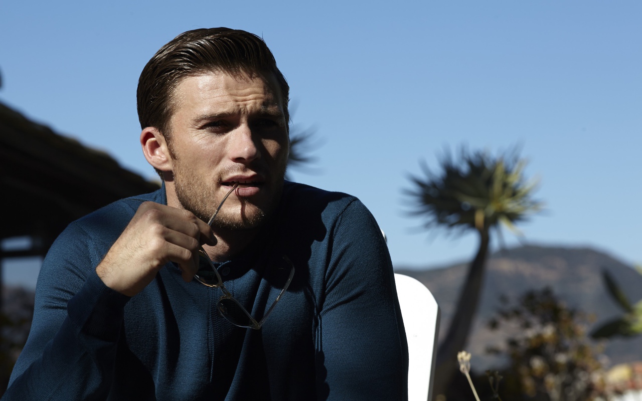 Красивый молодой мужчина популярный актер Скотт Иствуд