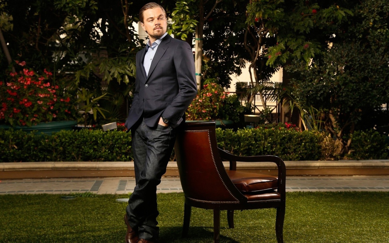 Актер Леонардо Ди Каприо со стулом 