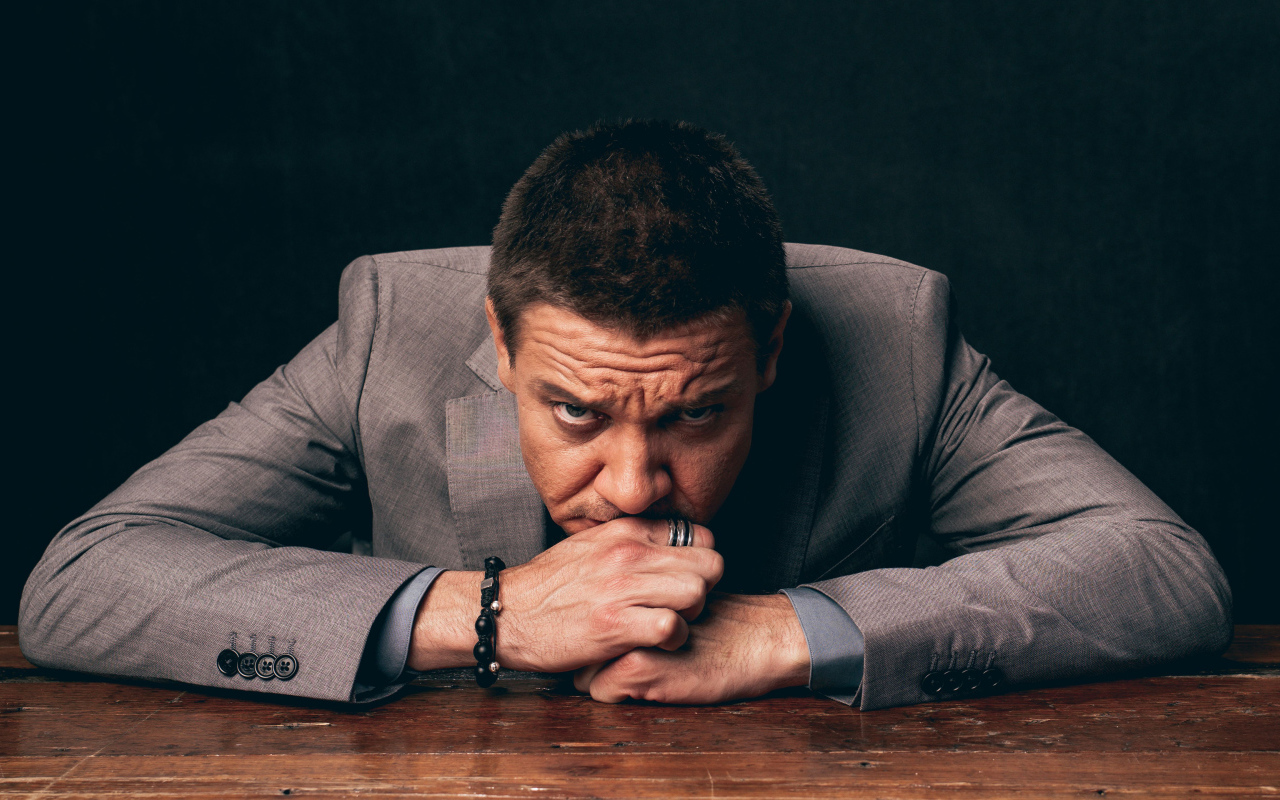 Серьезный актер Джереми Реннер 