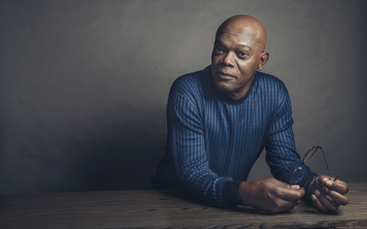 Популярный американский актер Сэмюэл Лерой Джексон с очками в руках