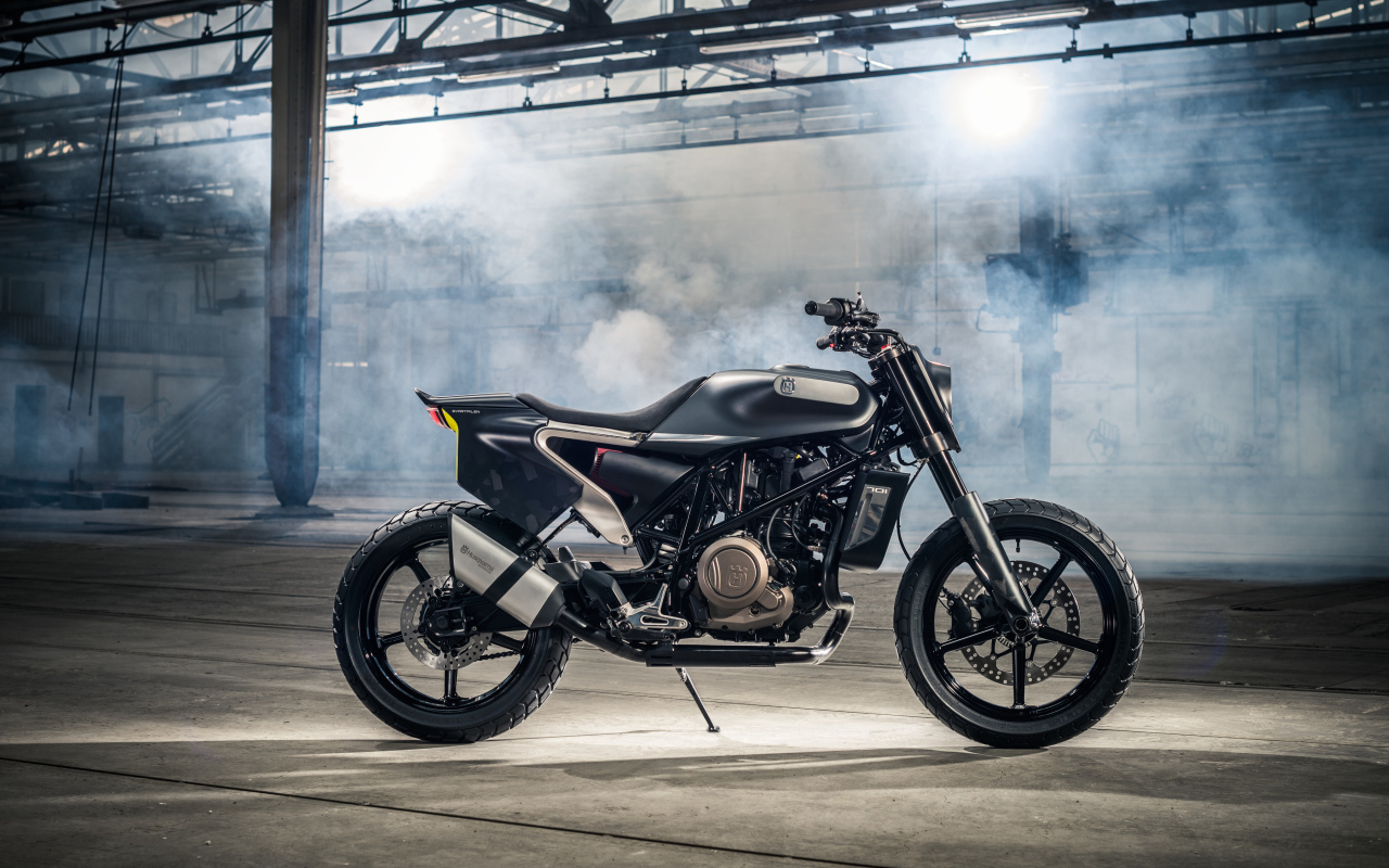 Черный супербайк Husqvarna Svartpilen 701 в дыму