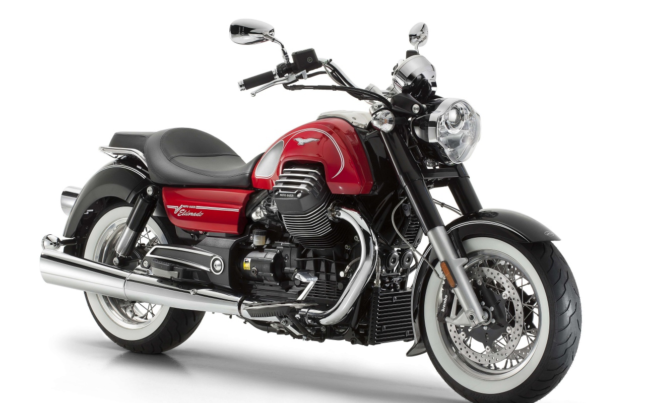 Мотоцикл Guzzi Eldorado на белом фоне