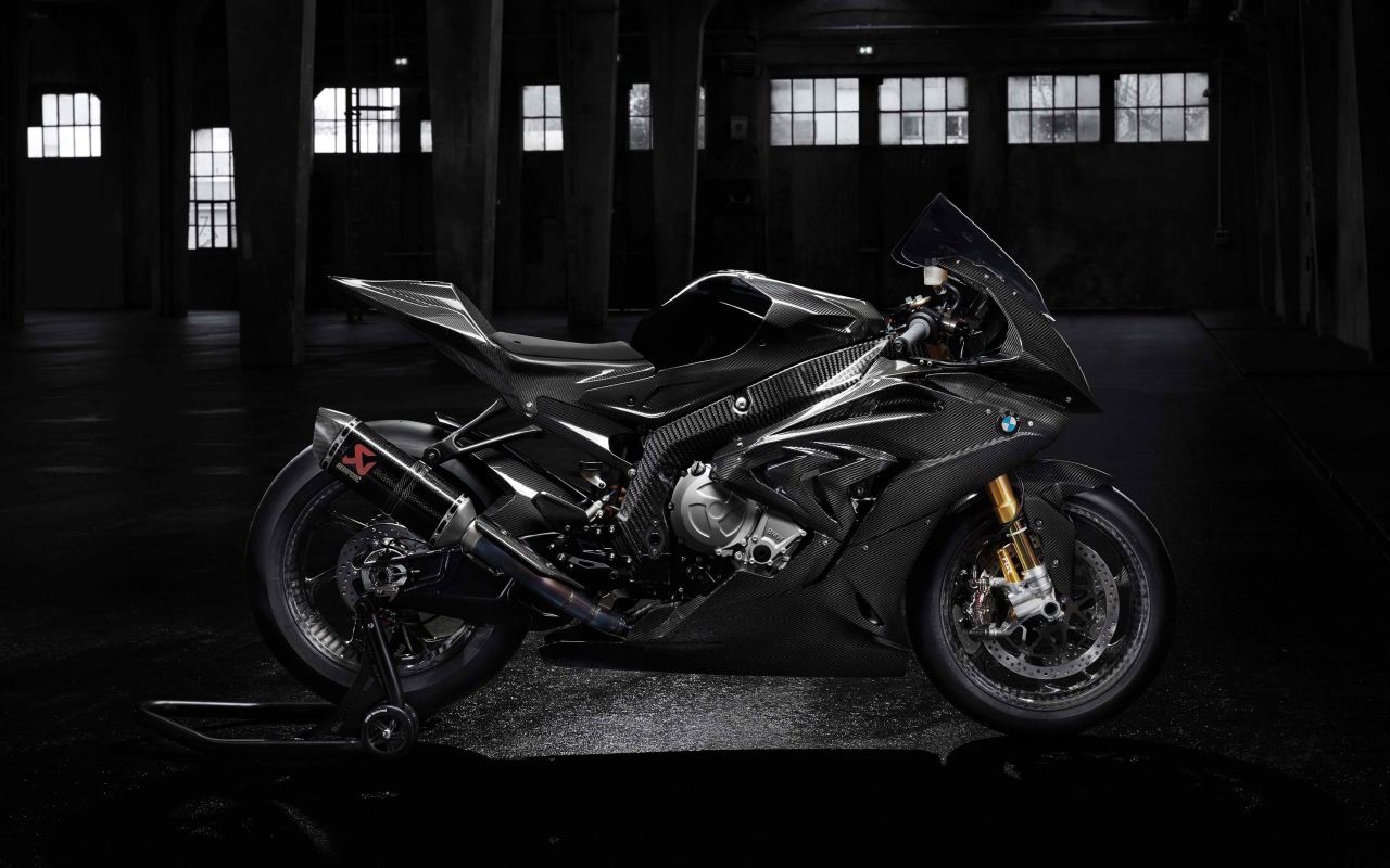 Черный мотоцикл BMW HP4 Race, 2018 