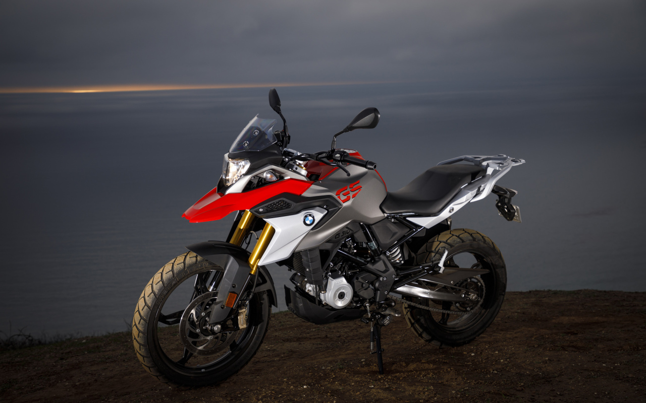 Мотоцикл BMW G 310 GS, 2017  на фоне горизонта