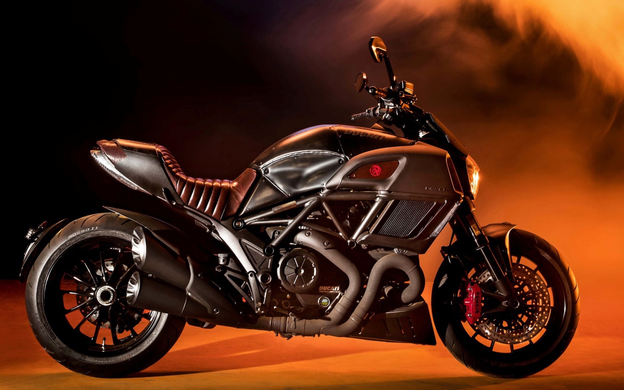 Черный автомобиль Ducati Diavel Diesel 2017 