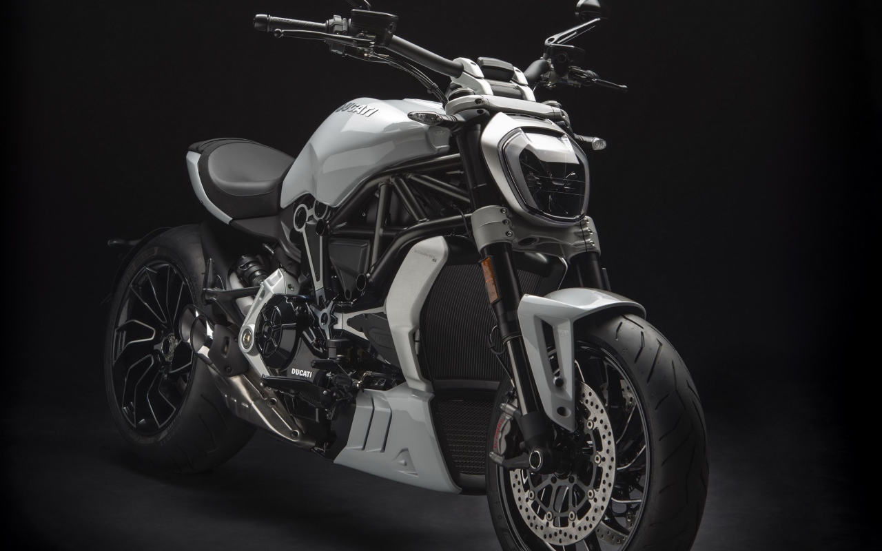 Мотоцикл Ducati XDiavel S, 2018 на черном фоне