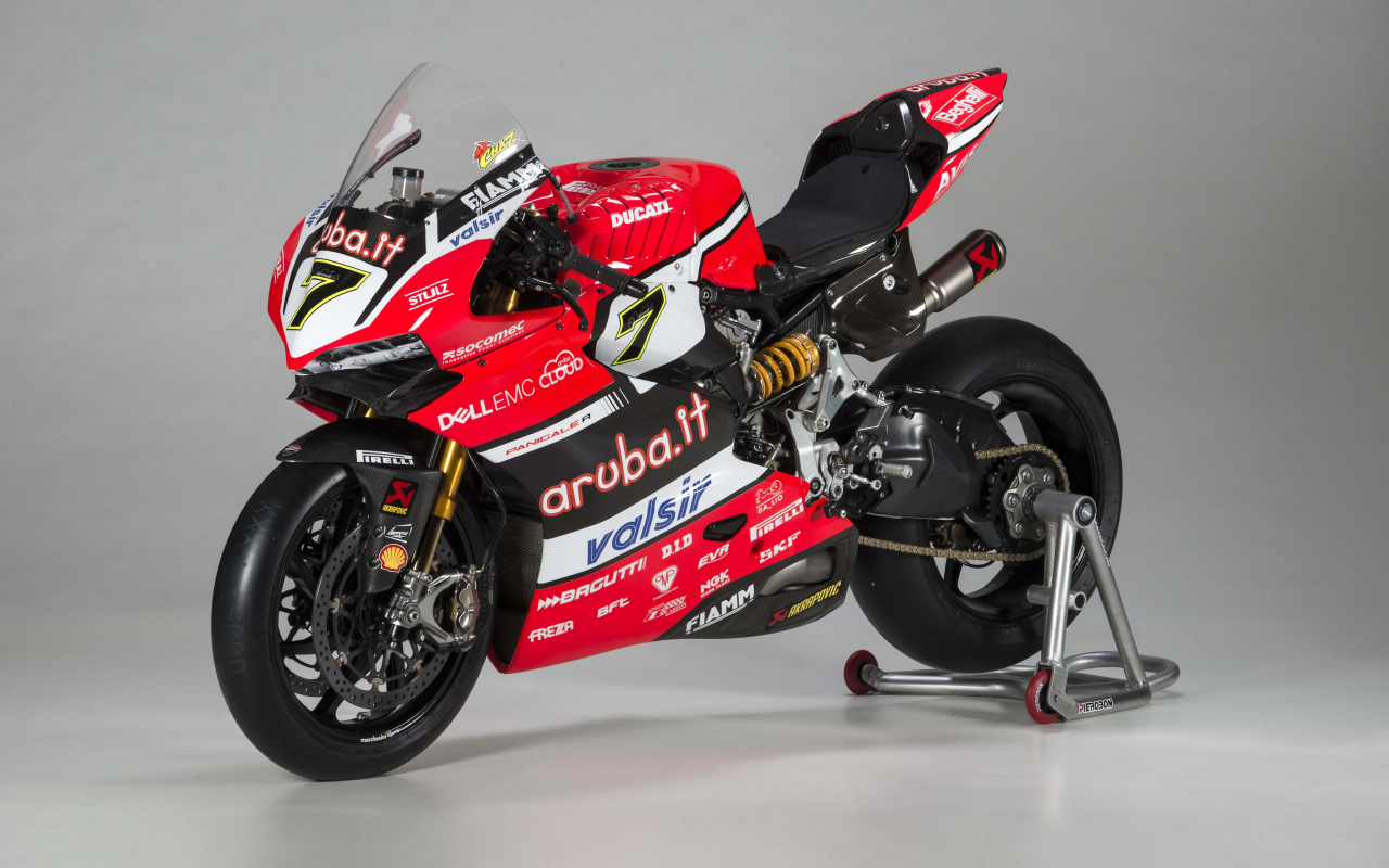 Красный мотоцикл Ducati Panigale R Superbike, 2017 на сером фоне