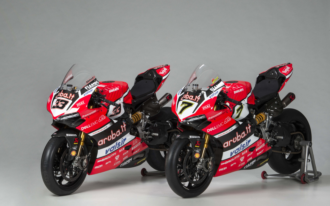 Два мотоцикла Ducati  Panigale R Superbike, 2017 на сером фоне