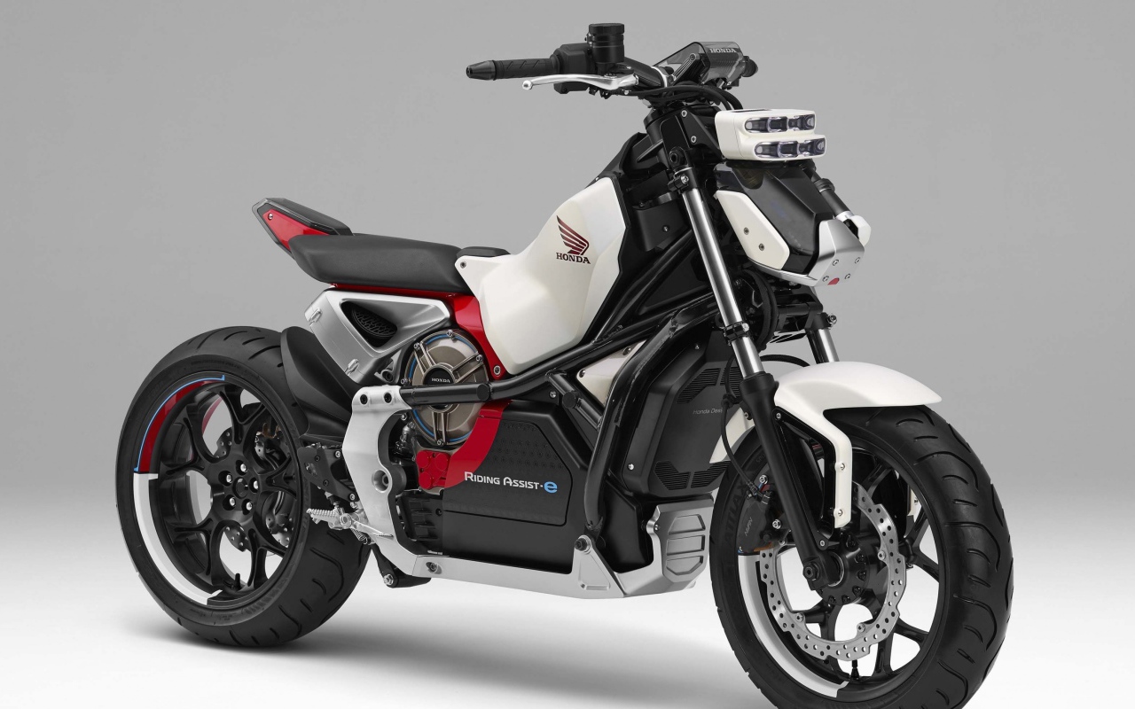 Быстрый мотоцикл  Honda Riding Assist-e Concept на сером фоне