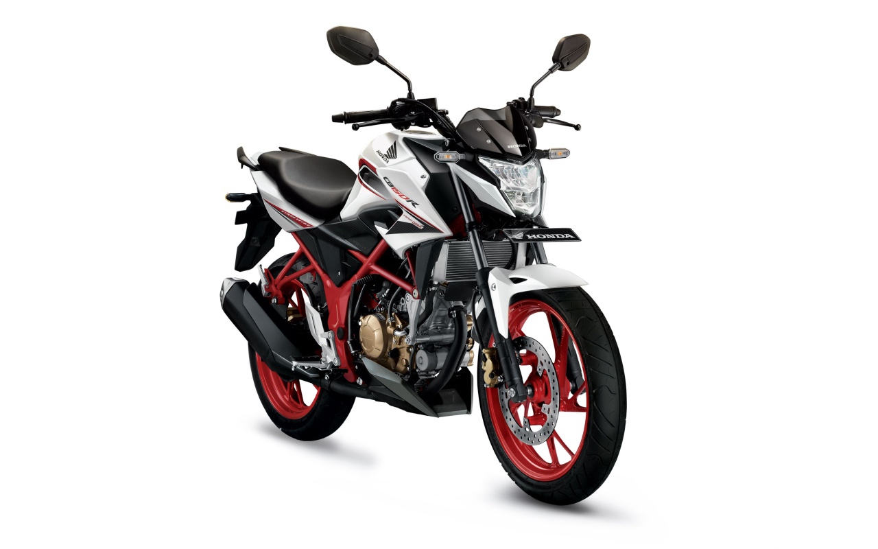 Гоночный мотоцикл Honda CB150R на белом фоне