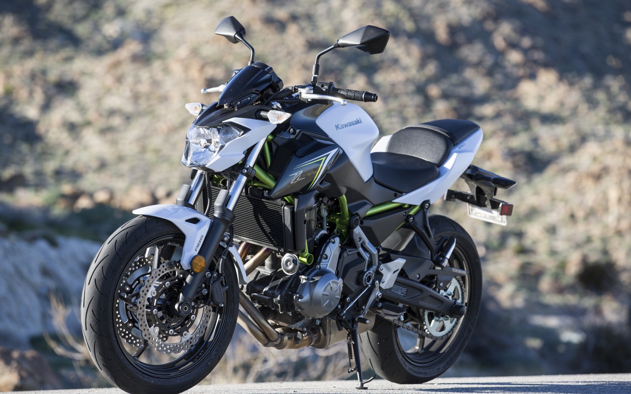 Серый мотоцикл Kawasaki Z650