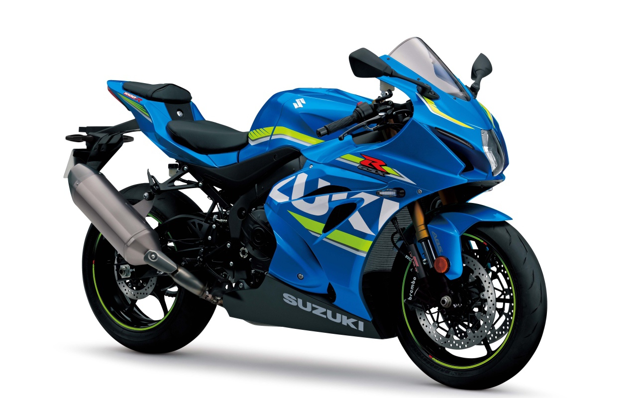 Синий мотоцикл Suzuki GSX-R1000, 2017 на белом фоне
