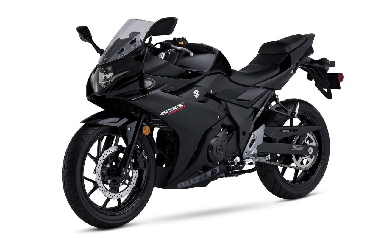 Мотоцикл Suzuki GSX250R на белом фоне 