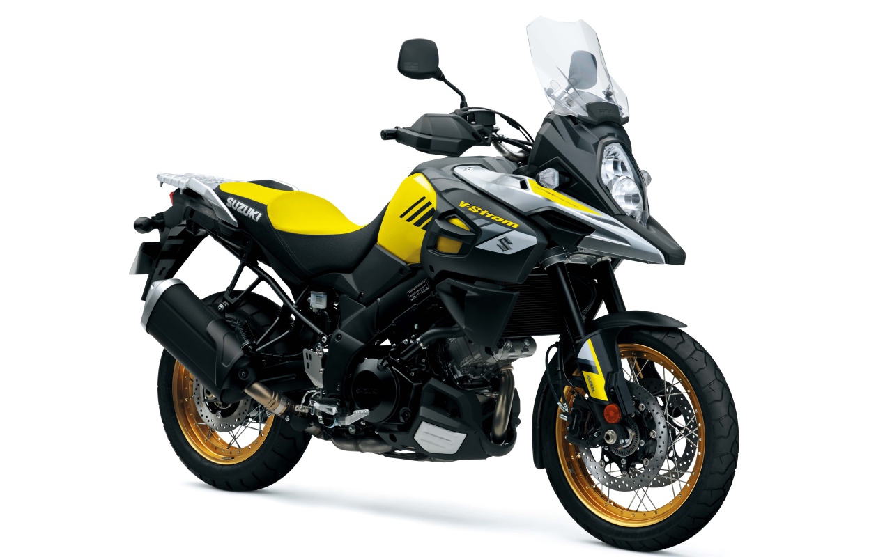 Быстрый мотоцикл Suzuki V-Strom 1000, 2018 на белом фоне