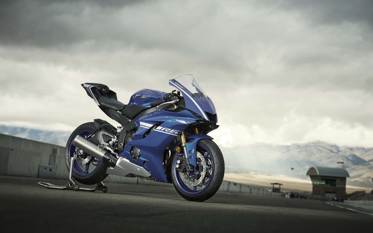 Синий мотоцикл Yamaha YZF-R6, 2017 года на фоне неба