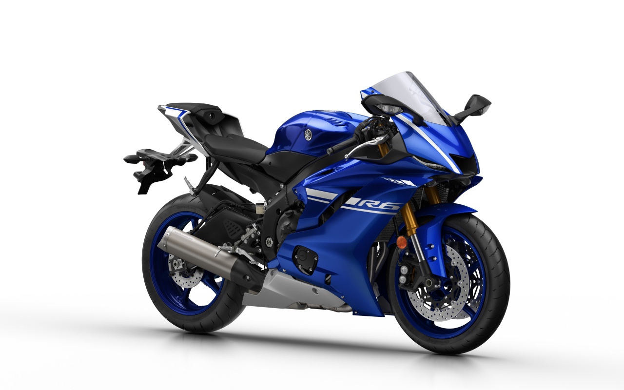 Синий мотоцикл Yamaha YZF-R6, 2017 на белом фоне