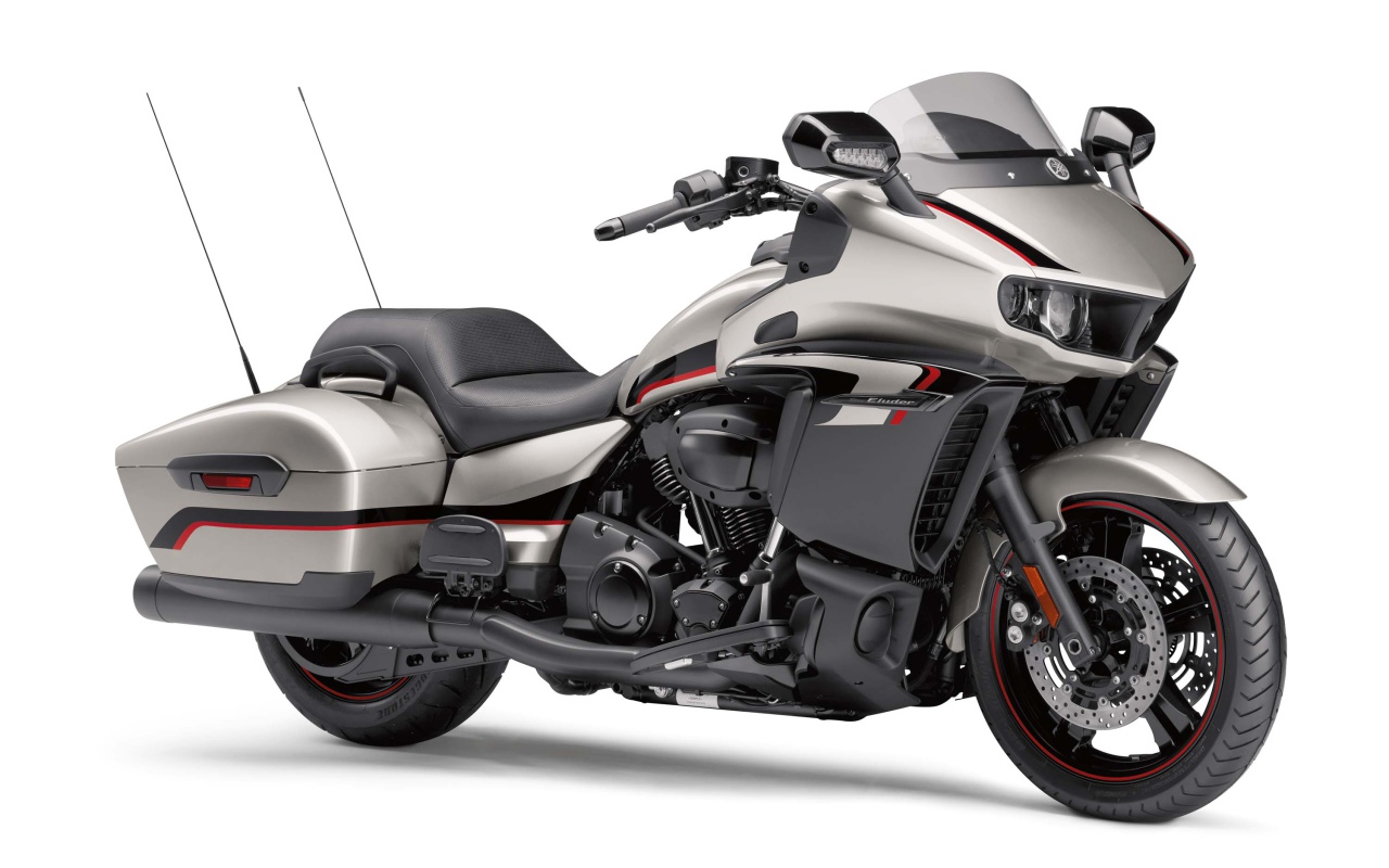 Серый мотоцикл Yamaha Star Eluder, 2018 на белом фоне