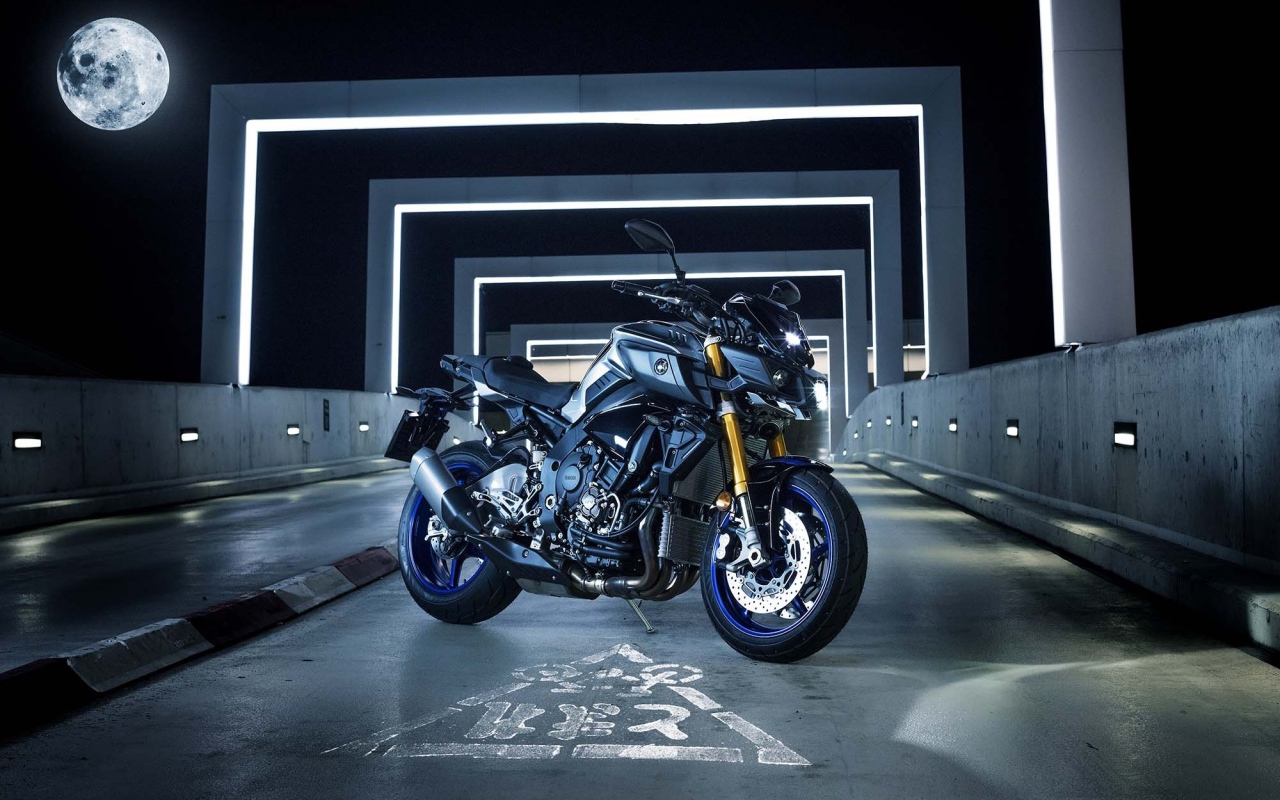 Мотоцикл  Yamaha MT-10 SP, 2017 при свете луны 