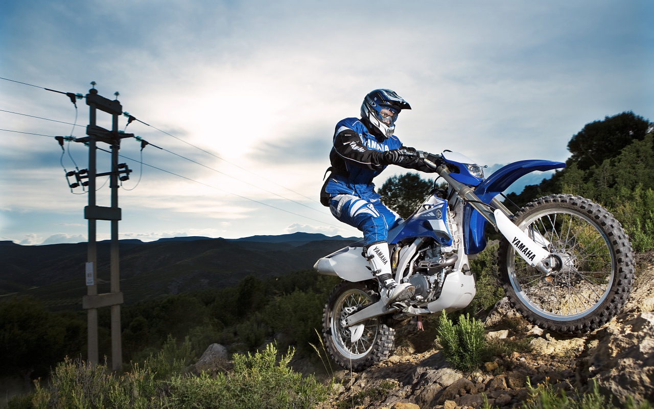 Мотоциклист на мотоцикле Yamaha  WR450F на мотокроссе