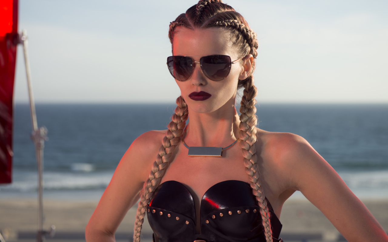 Модель Сара персонаж фильма Неоновый демон 