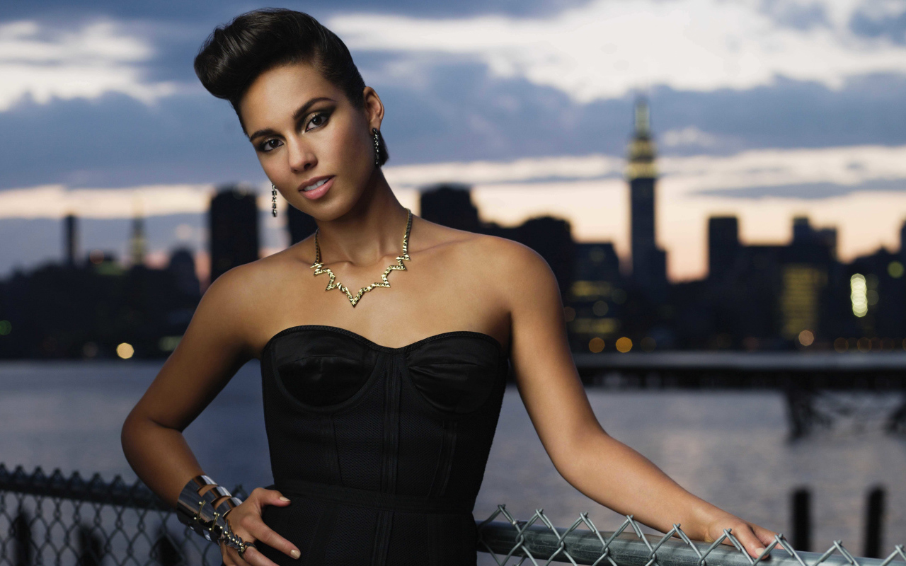 Американская певица Алиша Киз у моста 