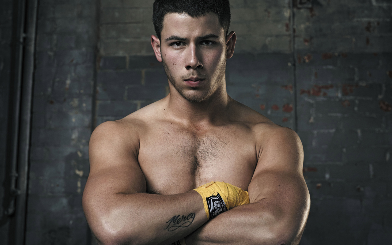 Певец Ник Джонас с татуировкой на руке