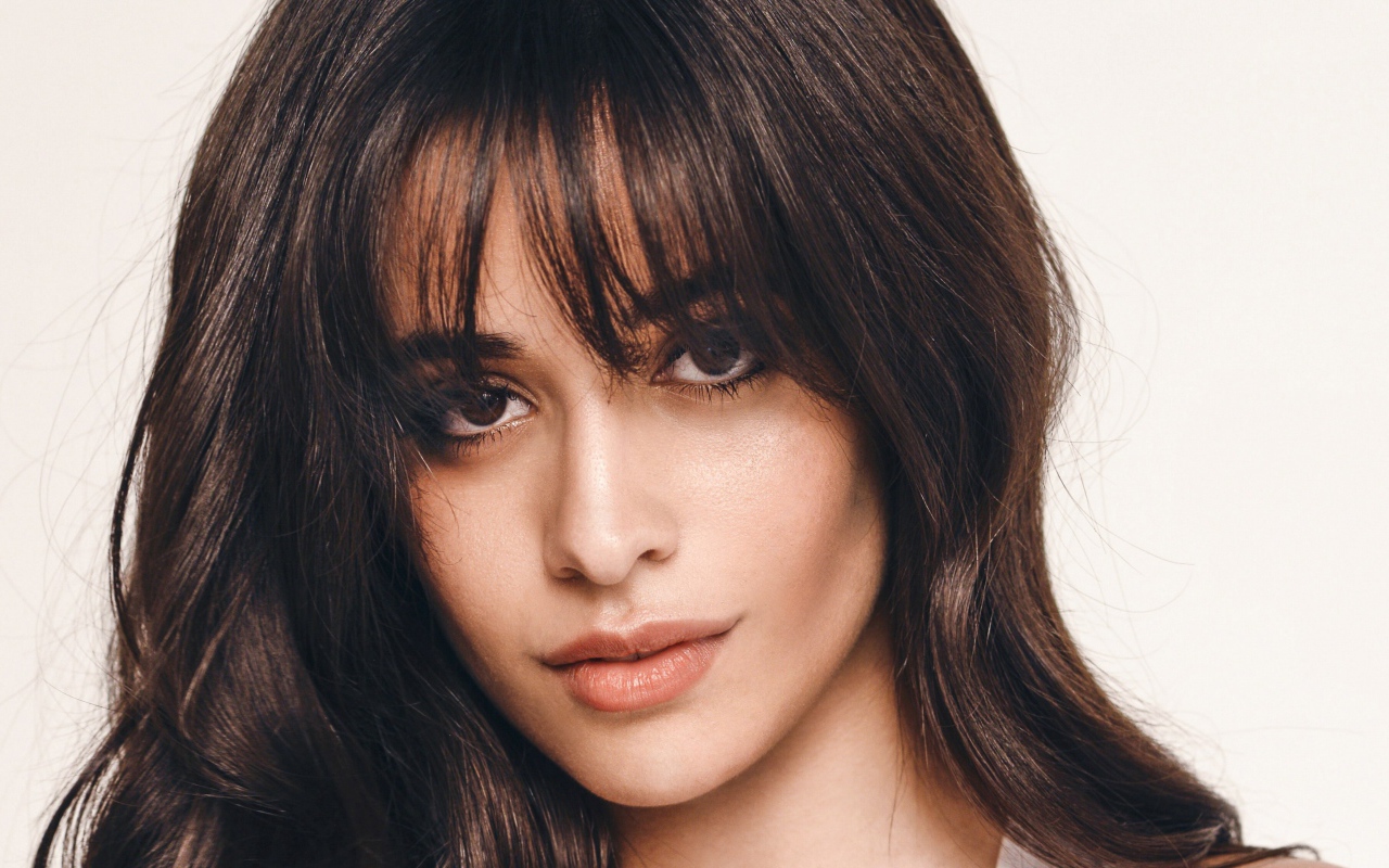 Молодая певица Камила Кабелло фото на белом фоне