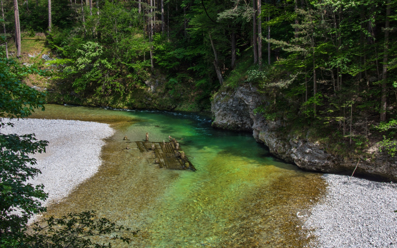Река возле каменного утеса 