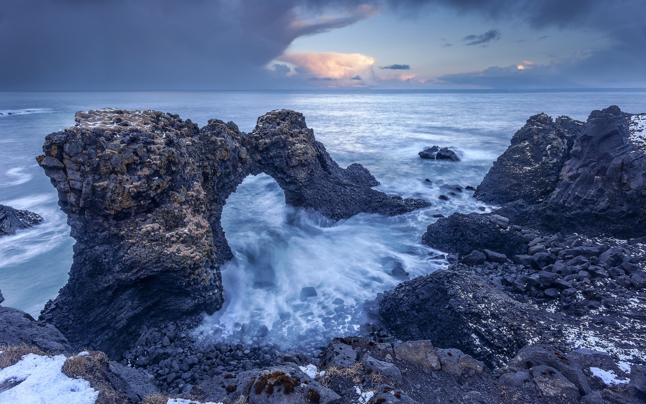 Скалы на берегу океана 