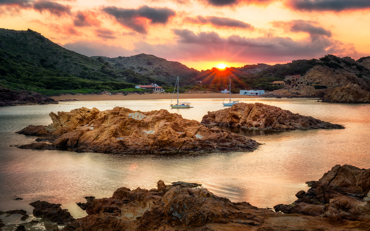 Побережье в лучах солнца на рассвете под красивым небом