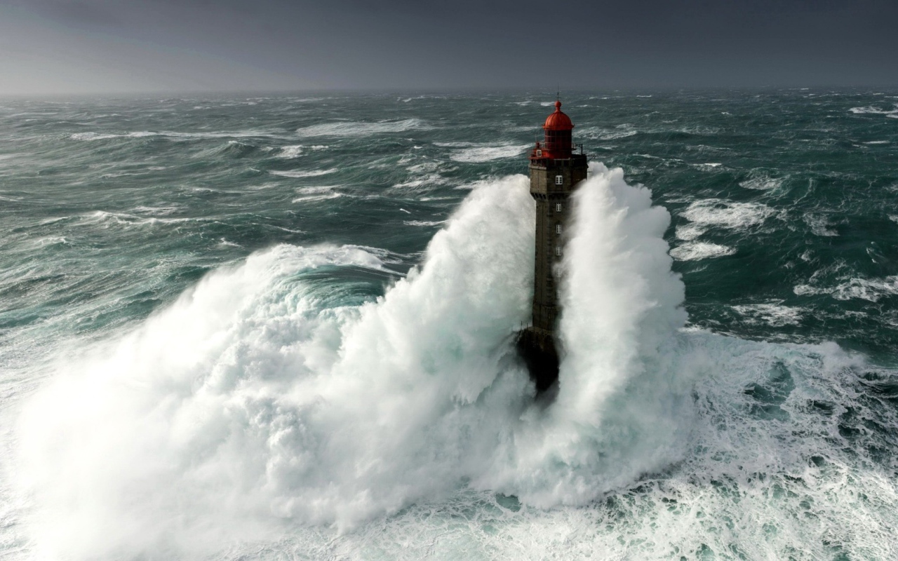 Бушующие волны окутывают маяк 