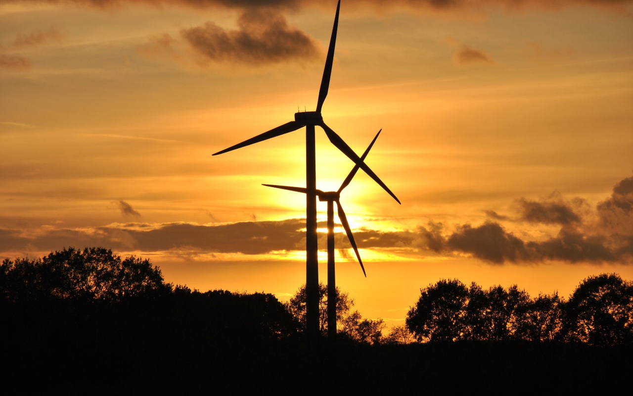 Ветротурбины на фоне неба на закате солнца