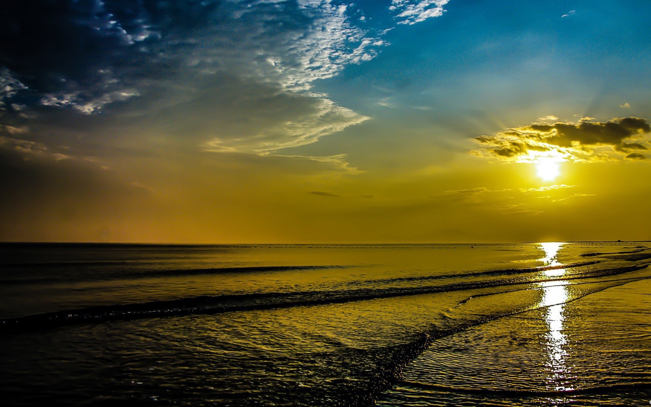 Красивый закат над пляжем  Санрайз