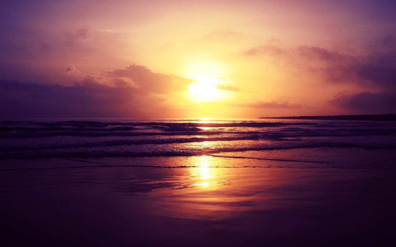 Закат яркого солнца над океаном 