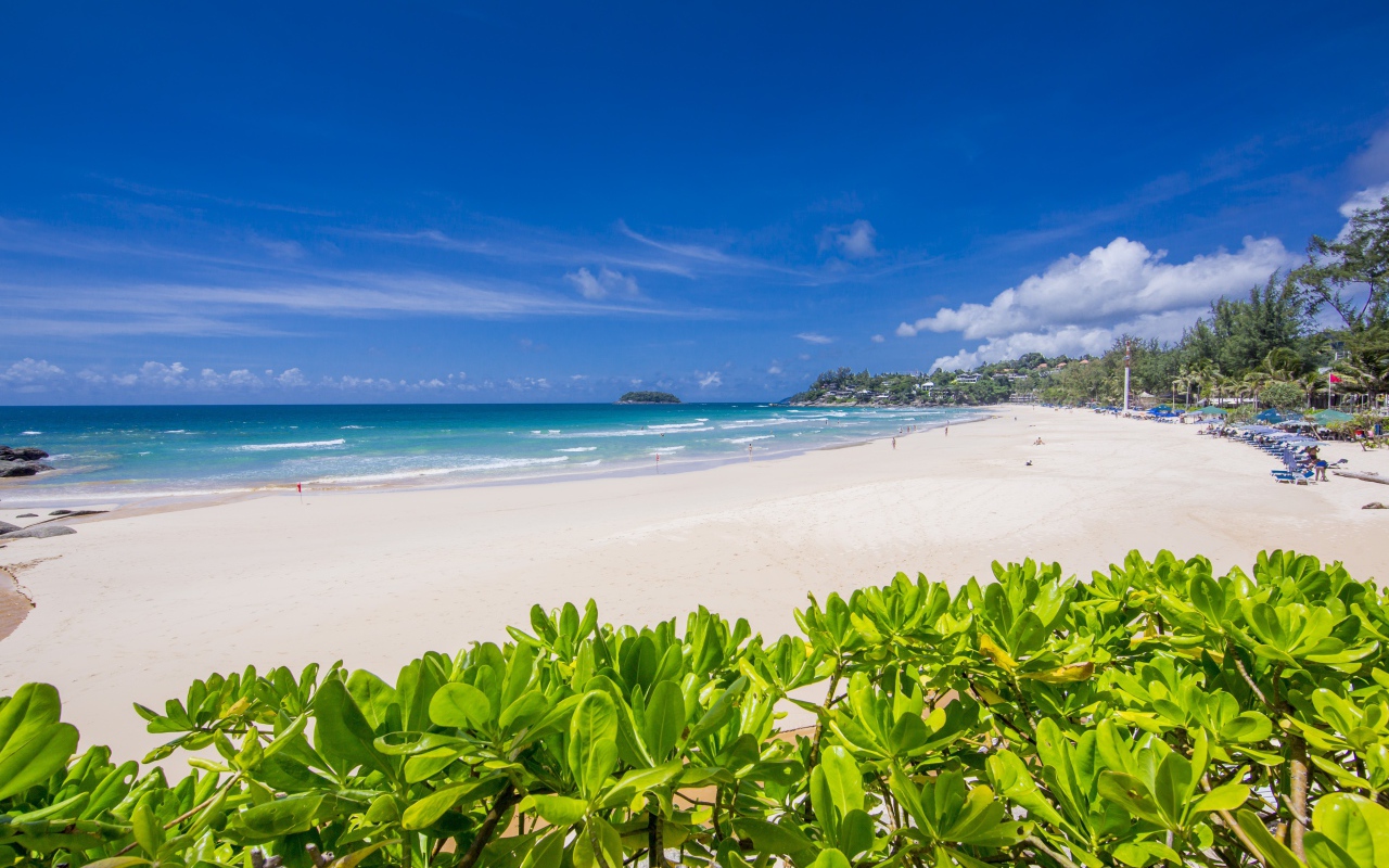 Вид на красивый пляж Ката Нои под голубым небом, Таиланд
