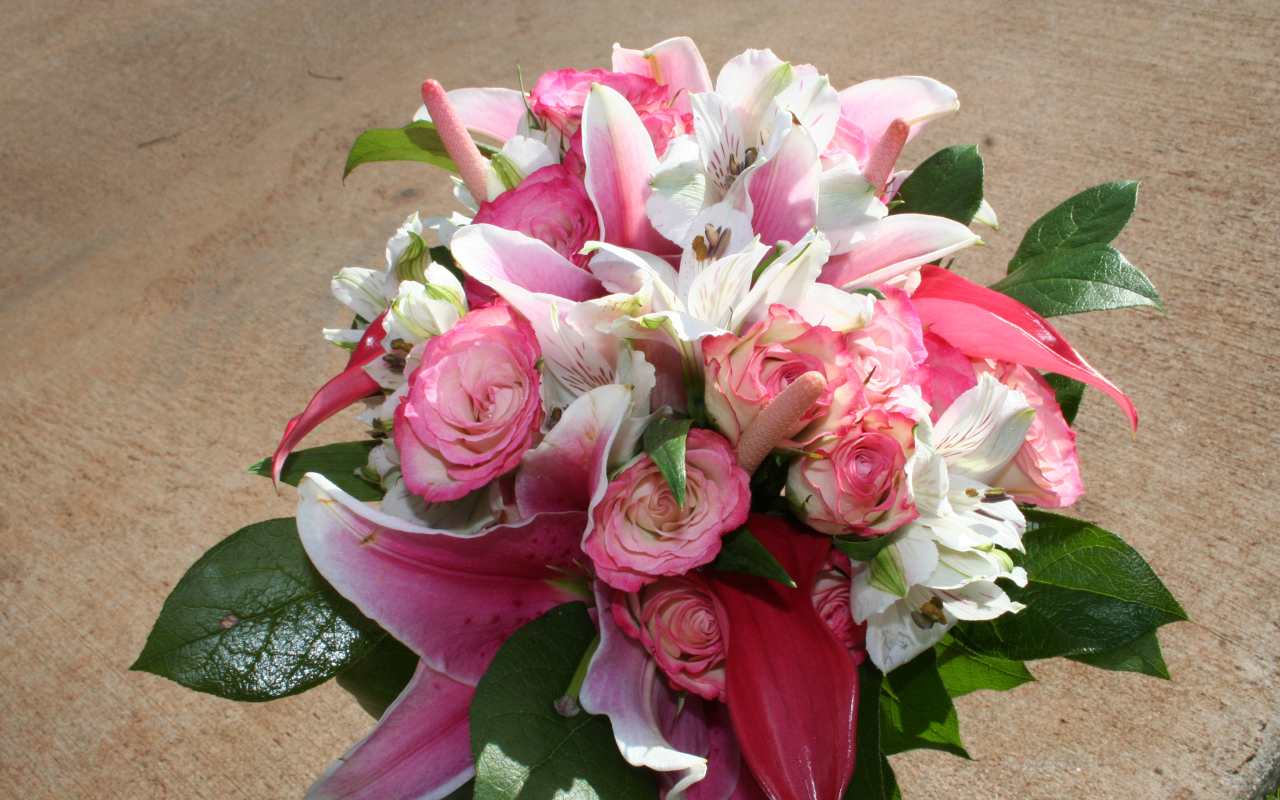 Красивый букет с цветами альстрёмерия, розы и лилии