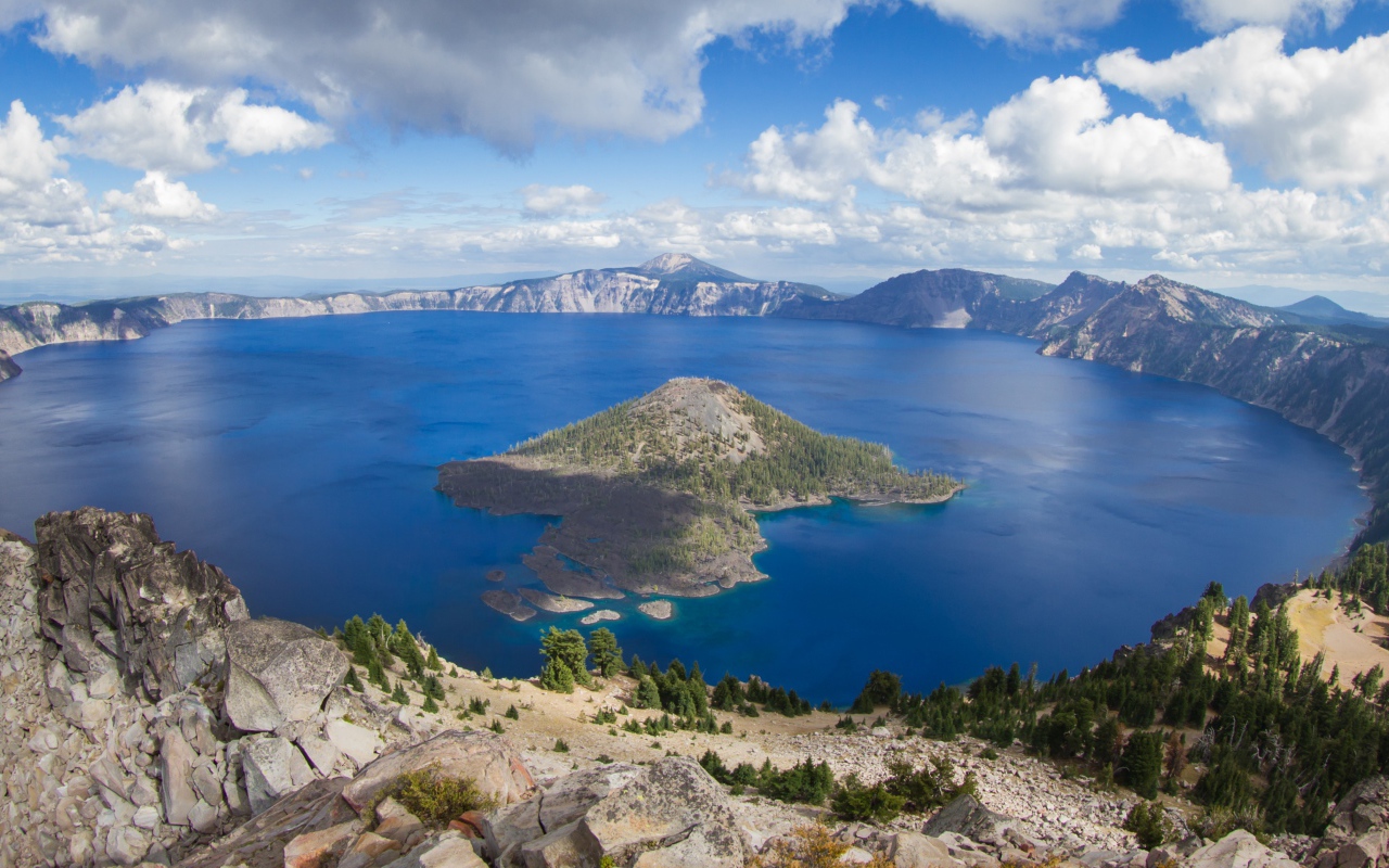 Горы вокруг чистого озера Крейтер, США