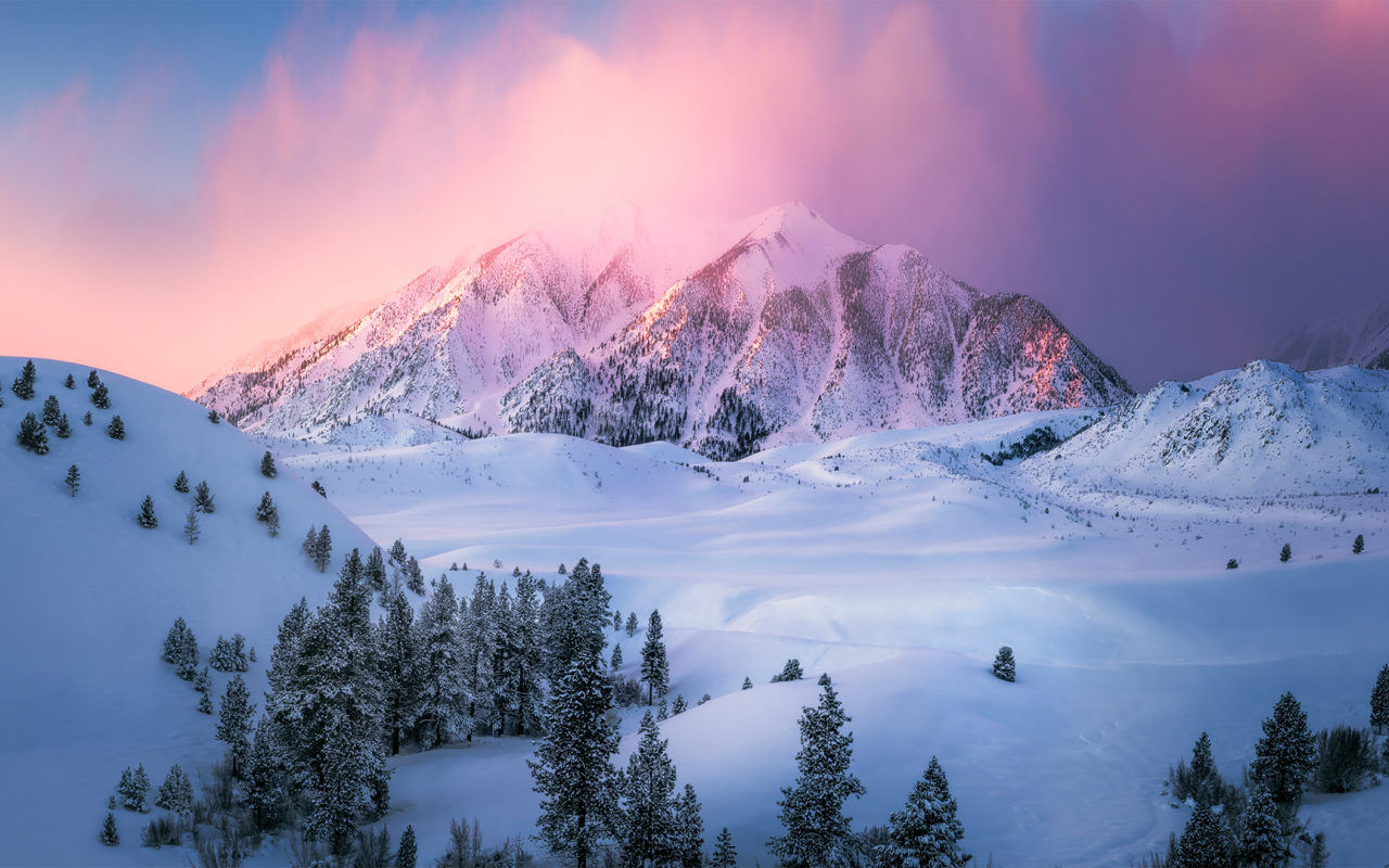 Заснеженные горы в сиреневом тумане 