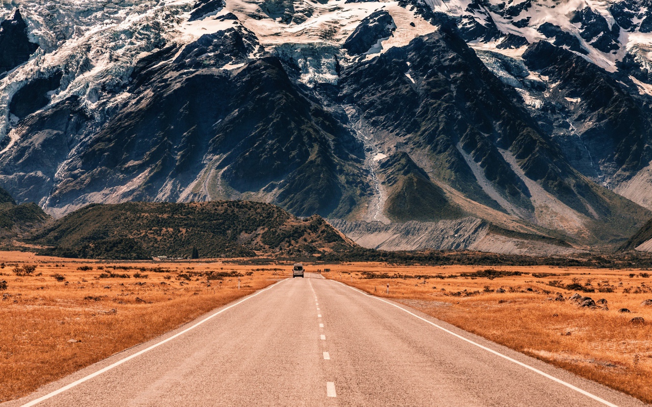 Дорога на фоне гор 