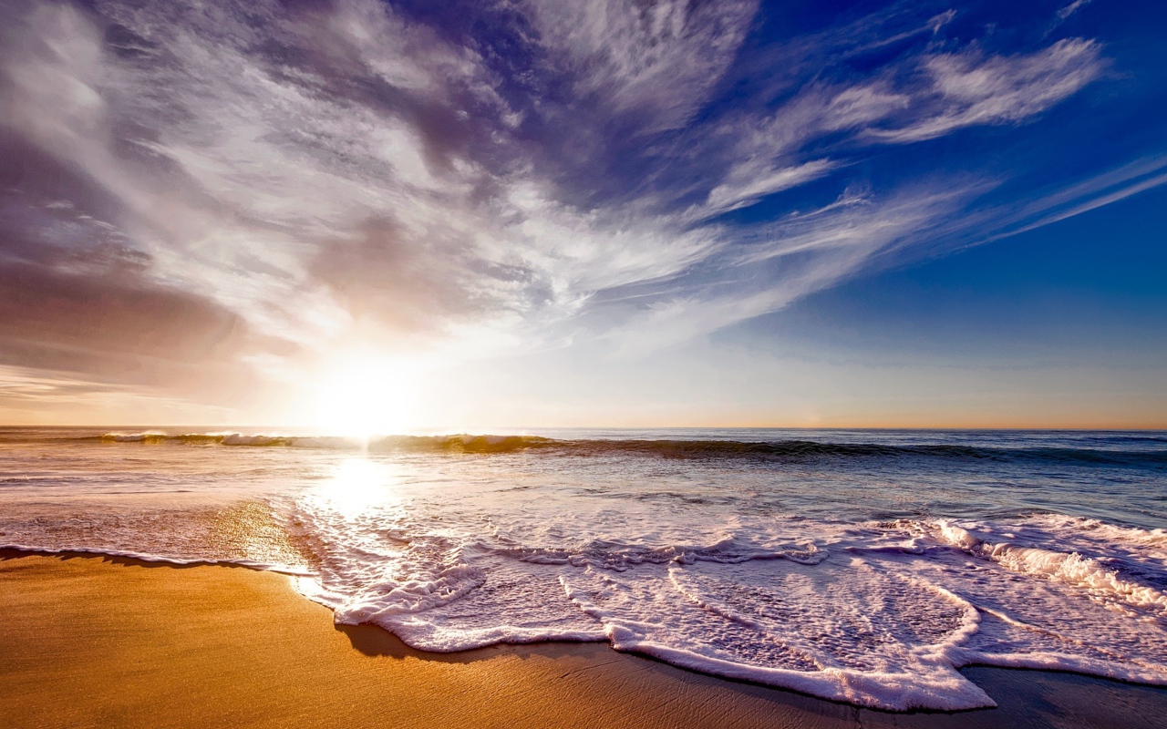 Красивые  облака над белыми морскими волнами