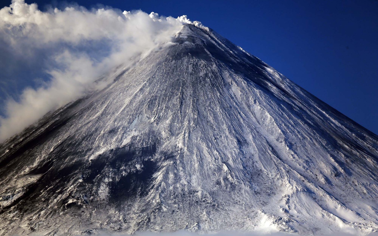 Белый дым выходит из вулкана Ключевская сопка 