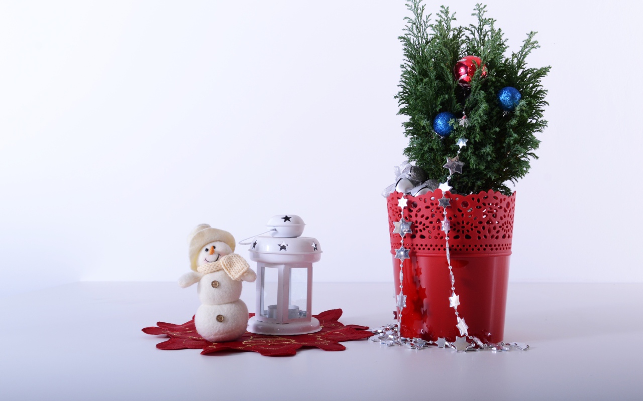 Праздничный новогодний декор на сером фоне