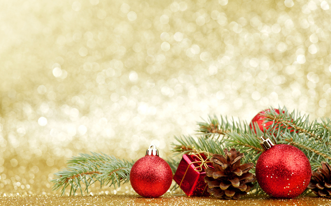 Еловая ветка, шишки и красные шарики, шаблон на поздравительной открытки