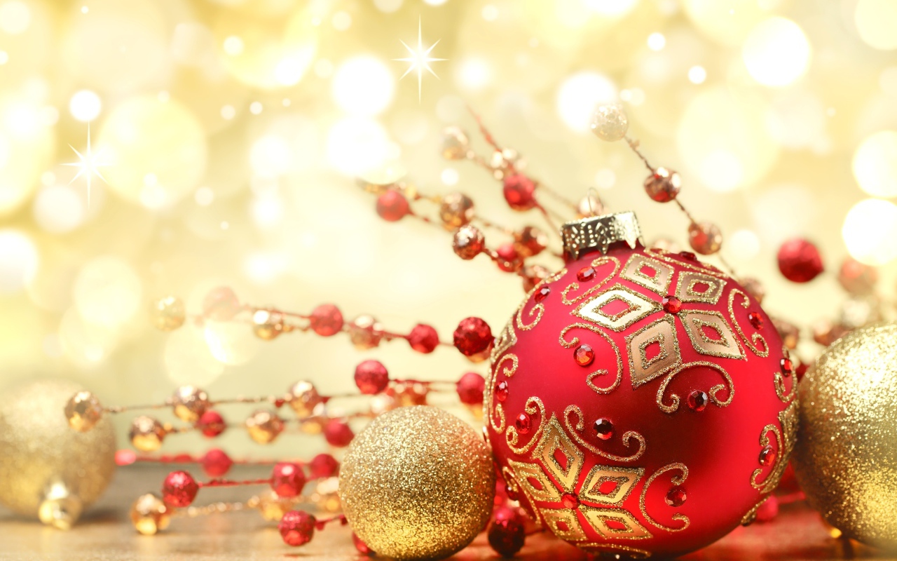 Красный елочный шар с украшениями для Нового года