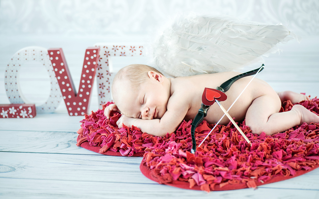 Маленький ребенок в костюме купидона