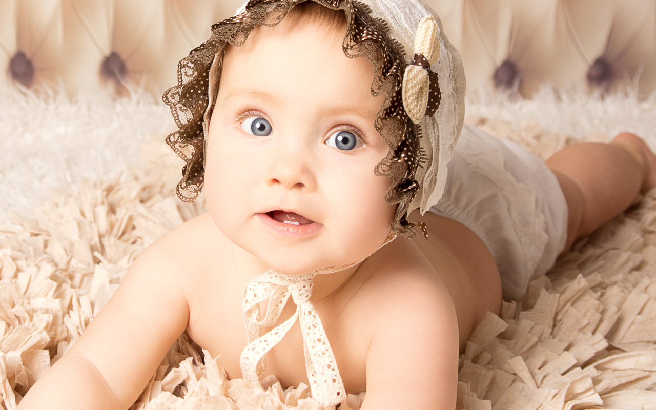 Красивая голубоглазая девочка в шапке