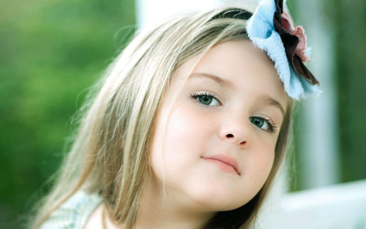 Красивая зеленоглазая девочка с заколкой в волосах 